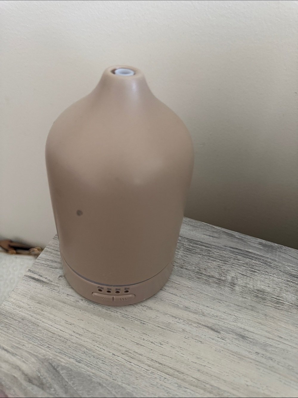Minimalist Ceramic-Style Aroma Diffuser in Beige
Essential oil diffuser